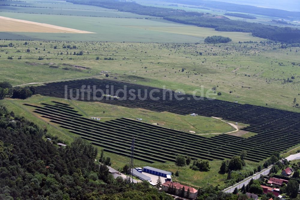 Halberstadt von oben - Solarpark bzw. Solarkraftwerk Klussiedlung in Halberstadt im Bundesland Sachsen-Anhalt