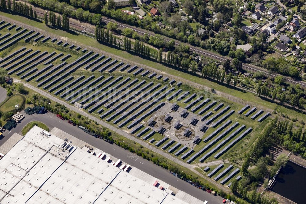 Berlin von oben - Solarpark bzw. Solarkraftwerk im Marienpark im Ortsteil Mariendorf in Berlin, Deutschland