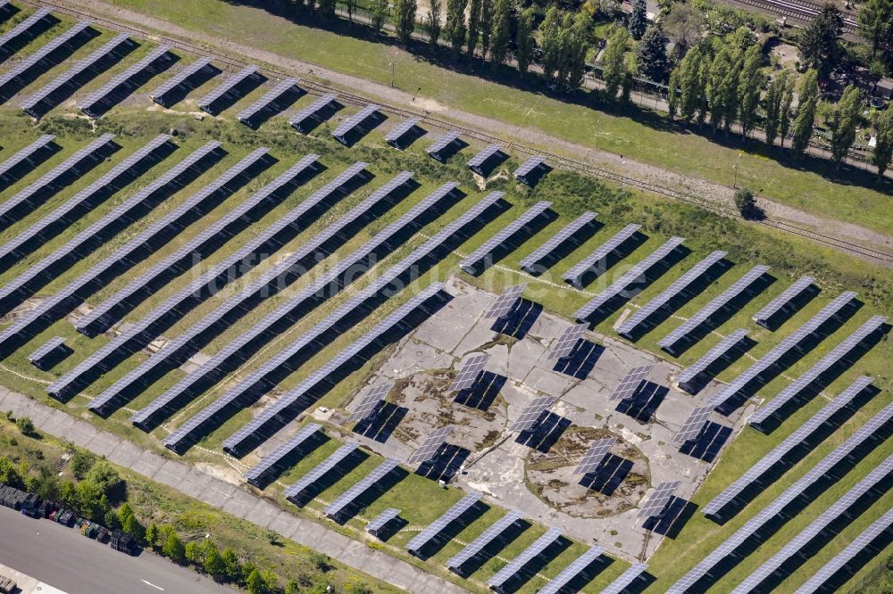 Luftbild Berlin - Solarpark bzw. Solarkraftwerk im Marienpark im Ortsteil Mariendorf in Berlin, Deutschland