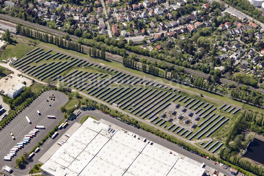 Luftaufnahme Berlin - Solarpark bzw. Solarkraftwerk im Marienpark im Ortsteil Mariendorf in Berlin, Deutschland