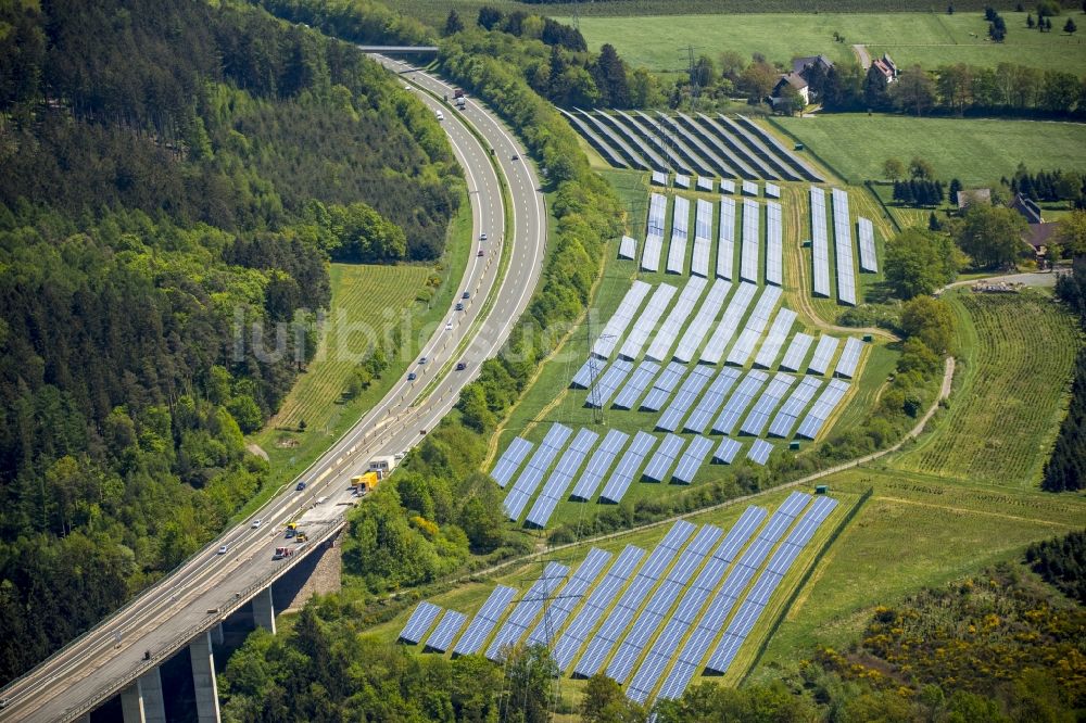 Meschede von oben - Solarpark bzw. Solarkraftwerk in Meschede im Bundesland Nordrhein-Westfalen