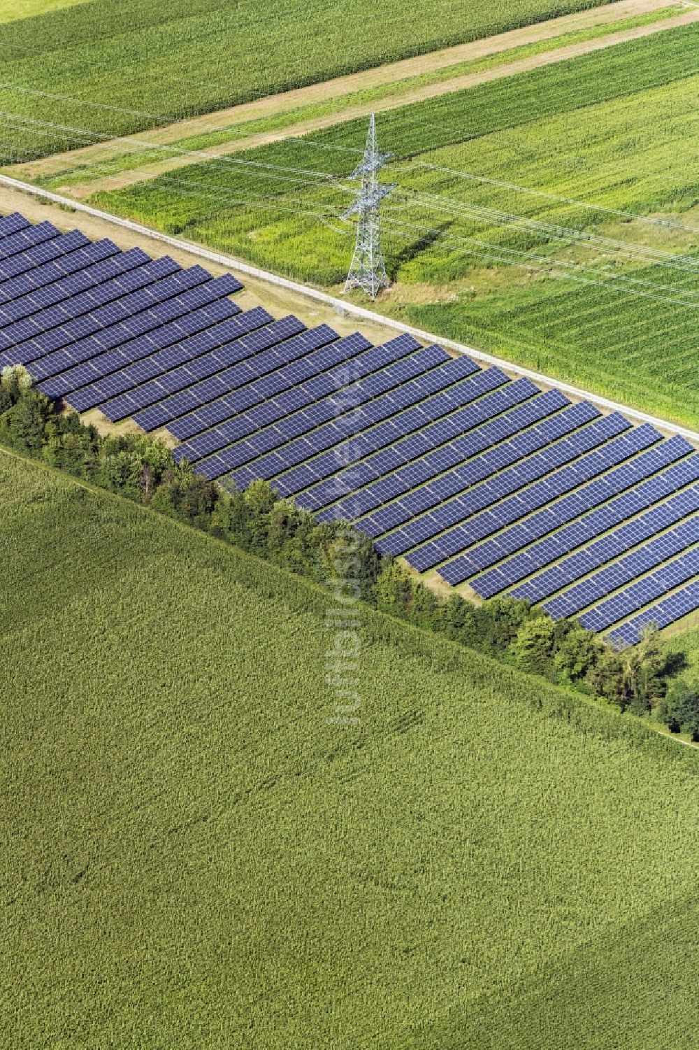 Neuching von oben - Solarpark bzw. Solarkraftwerk in Neuching im Bundesland Bayern, Deutschland