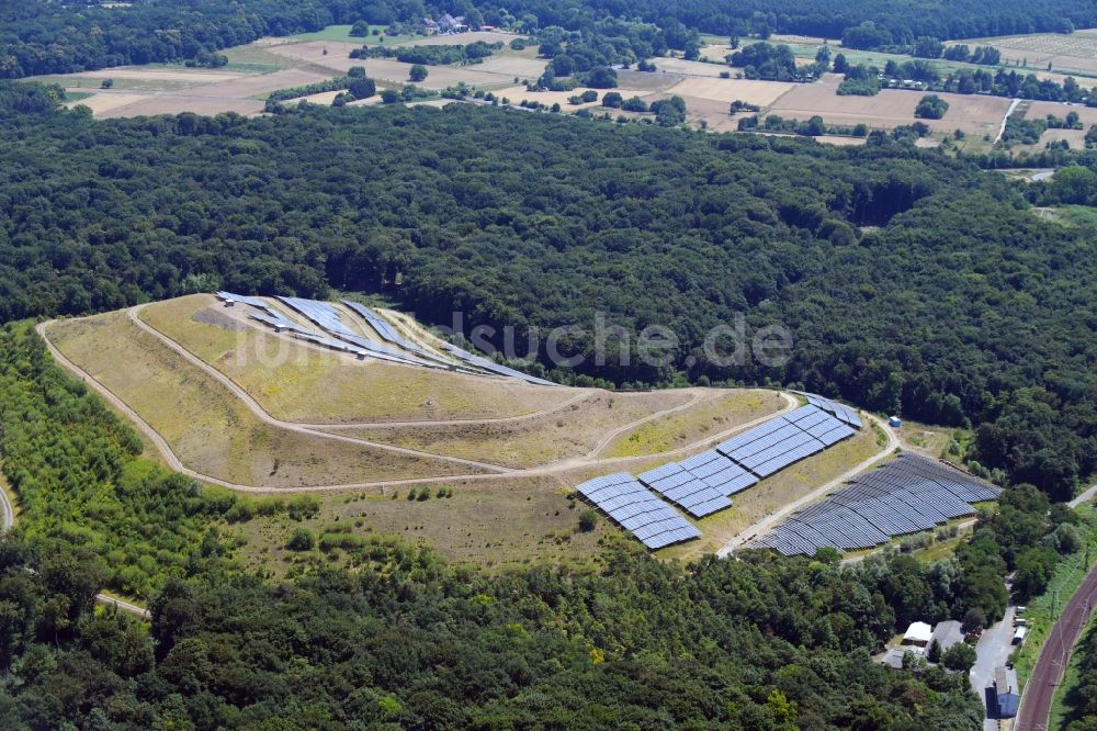 Offenbach am Main von oben - Solarpark bzw. Solarkraftwerk in Offenbach am Main im Bundesland Hessen, Deutschland