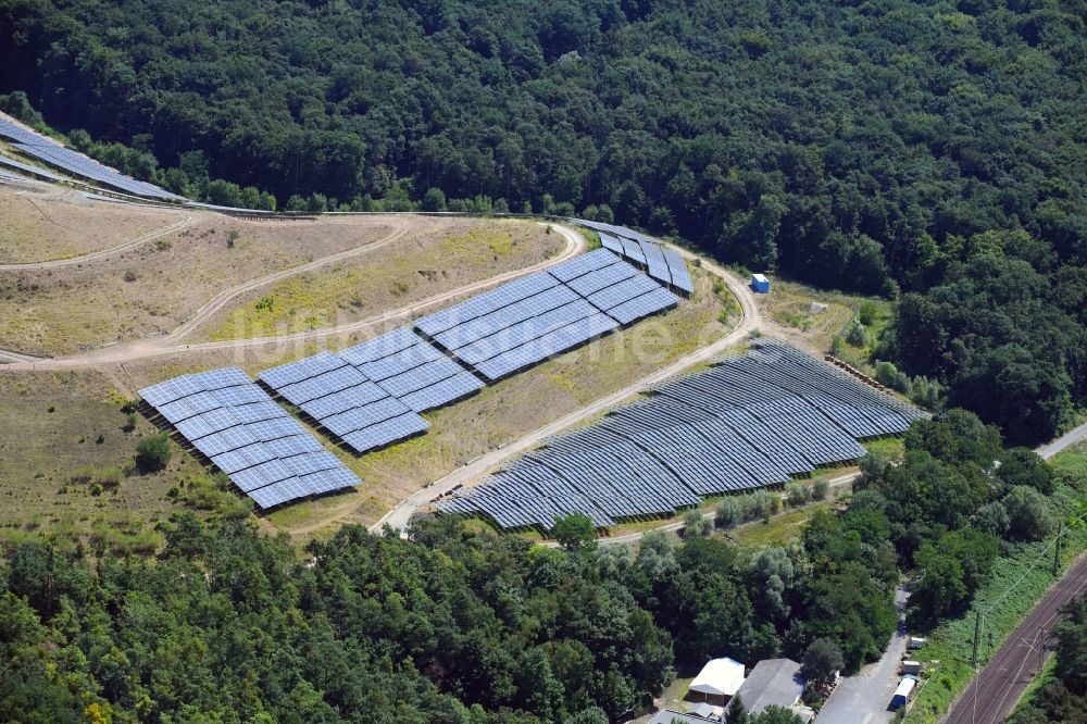 Offenbach am Main aus der Vogelperspektive: Solarpark bzw. Solarkraftwerk in Offenbach am Main im Bundesland Hessen, Deutschland