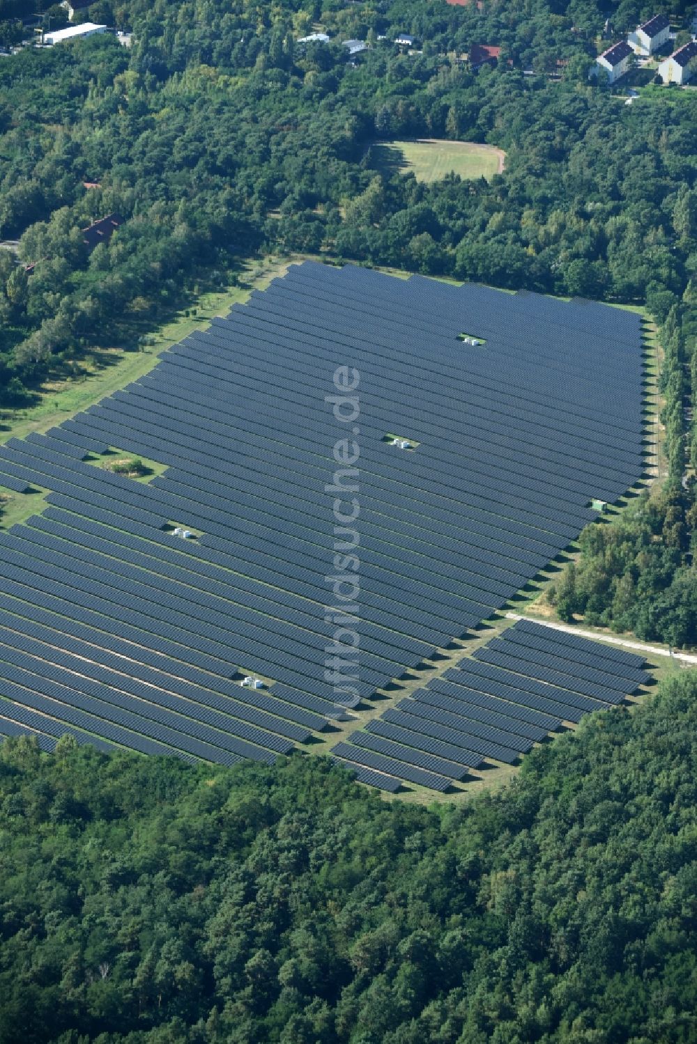 Wünsdorf aus der Vogelperspektive: Solarpark bzw. Solarkraftwerk der Photovoltaikkraftwerk Wünsdorf GmbH & Co. KG in Wünsdorf im Bundesland Brandenburg