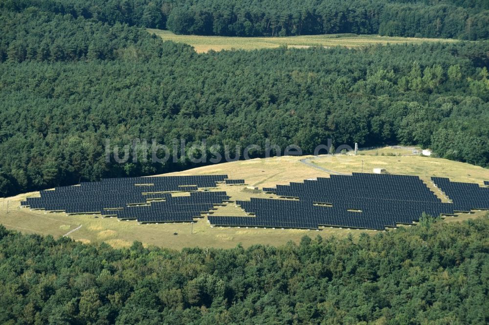 Luftaufnahme Lutherstadt Wittenberg - Solarpark bzw. Solarkraftwerk auf einer renaturierten Müll- Halde in Tonmark im Bundesland Sachsen-Anhalt