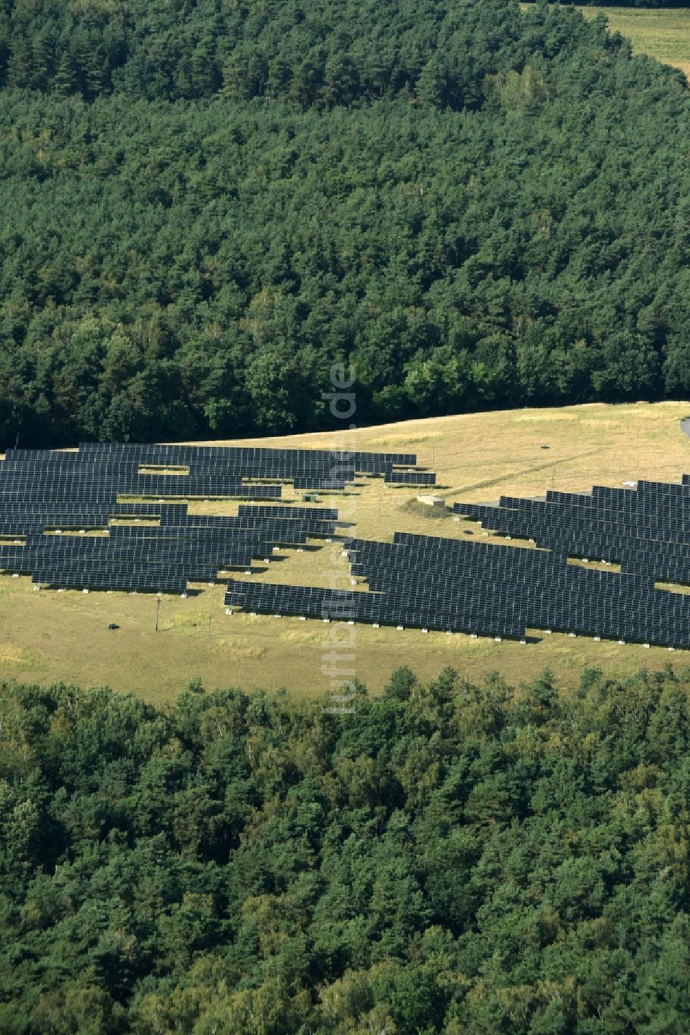 Lutherstadt Wittenberg aus der Vogelperspektive: Solarpark bzw. Solarkraftwerk auf einer renaturierten Müll- Halde in Tonmark im Bundesland Sachsen-Anhalt