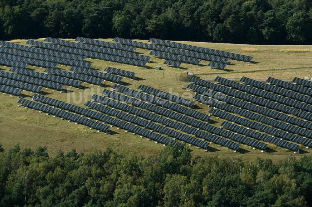 Luftaufnahme Lutherstadt Wittenberg - Solarpark bzw. Solarkraftwerk auf einer renaturierten Müll- Halde in Tonmark im Bundesland Sachsen-Anhalt