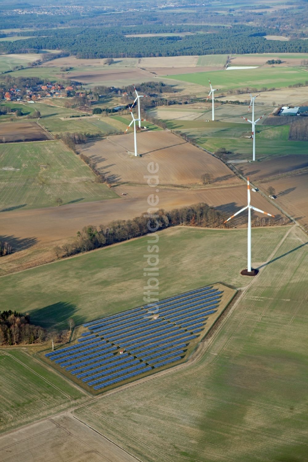 Südergellersen aus der Vogelperspektive: Solarpark bzw. Solarkraftwerk in Südergellersen im Bundesland Niedersachsen