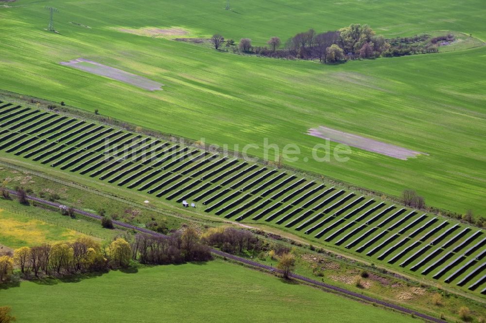 Luftaufnahme Vogelsdorf - Solarpark bzw. Solarkraftwerk südlich von Vogelsdorf im Bundesland Brandenburg