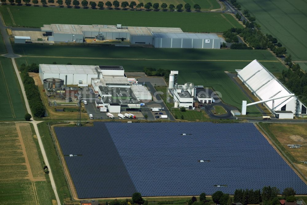 Barsinghausen aus der Vogelperspektive: Solarpark bzw. Solarkraftwerk am Standort der Nordfrost GmbH & Co KG in Barsinghausen im Bundesland Niedersachsen