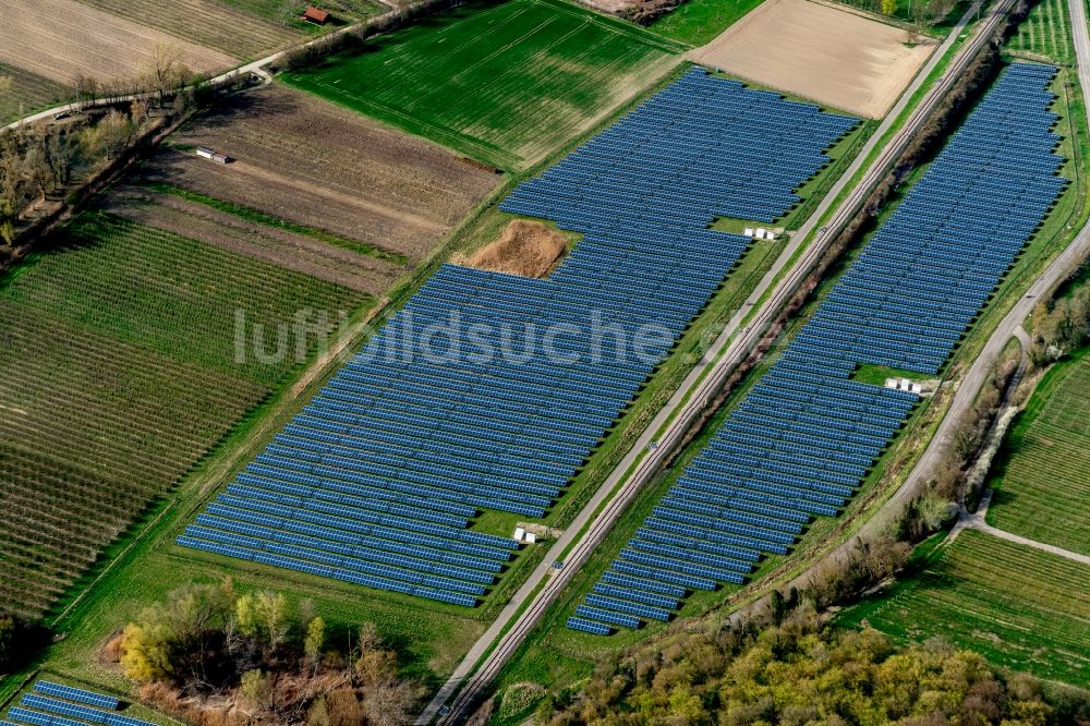 Luftaufnahme Vogtsburg im Kaiserstuhl - Solarpark bzw. Solarkraftwerk in Vogtsburg im Kaiserstuhl im Bundesland Baden-Württemberg, Deutschland