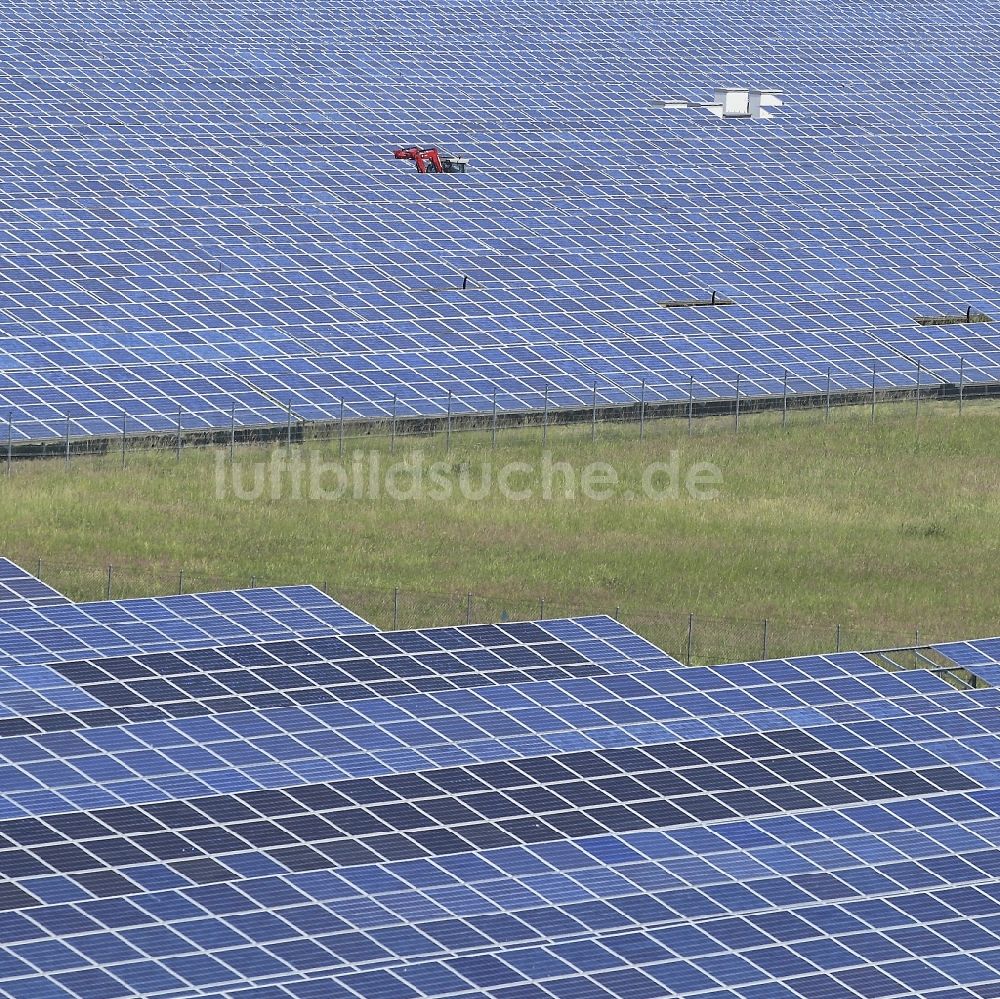 Werneuchen aus der Vogelperspektive: Solarpark bzw. Solarkraftwerk in Werneuchen im Bundesland Brandenburg