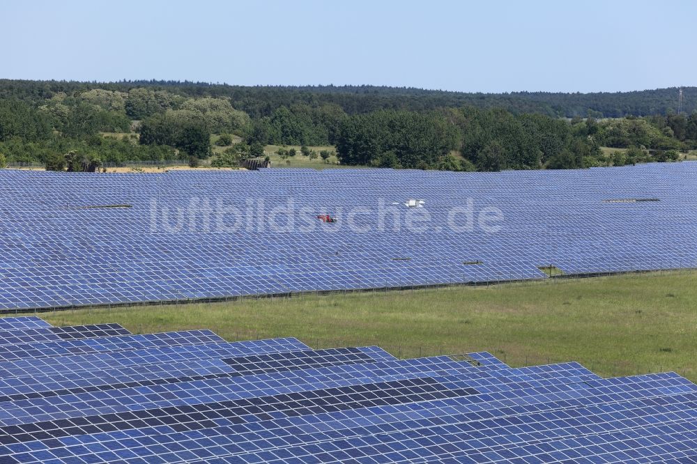 Werneuchen aus der Vogelperspektive: Solarpark bzw. Solarkraftwerk in Werneuchen im Bundesland Brandenburg