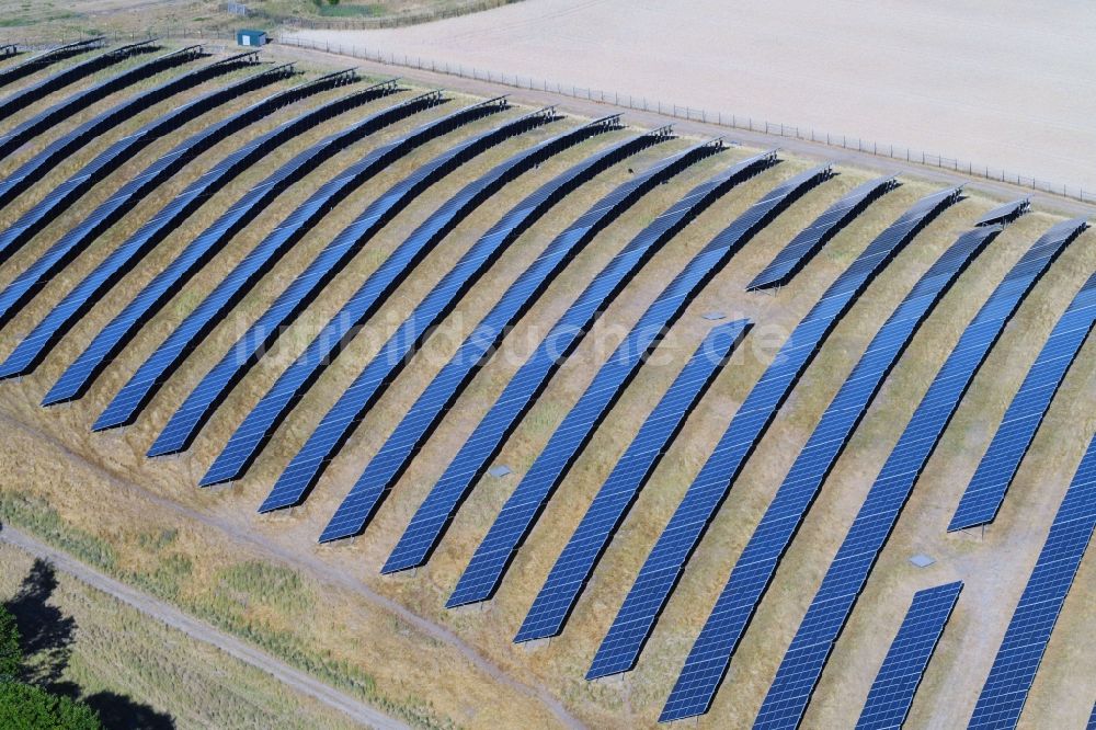 Werneuchen aus der Vogelperspektive: Solarpark bzw. Solarkraftwerk in Werneuchen im Bundesland Brandenburg, Deutschland