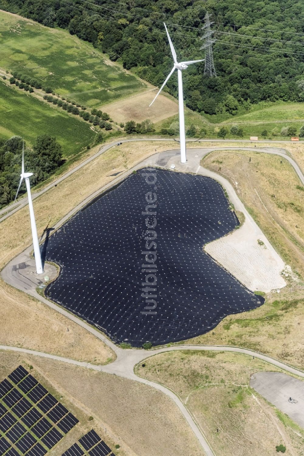 Karlsruhe aus der Vogelperspektive: Solarpark bzw. Solarkraftwerk und Windkrafträder in Karlsruhe im Bundesland Baden-Württemberg, Deutschland