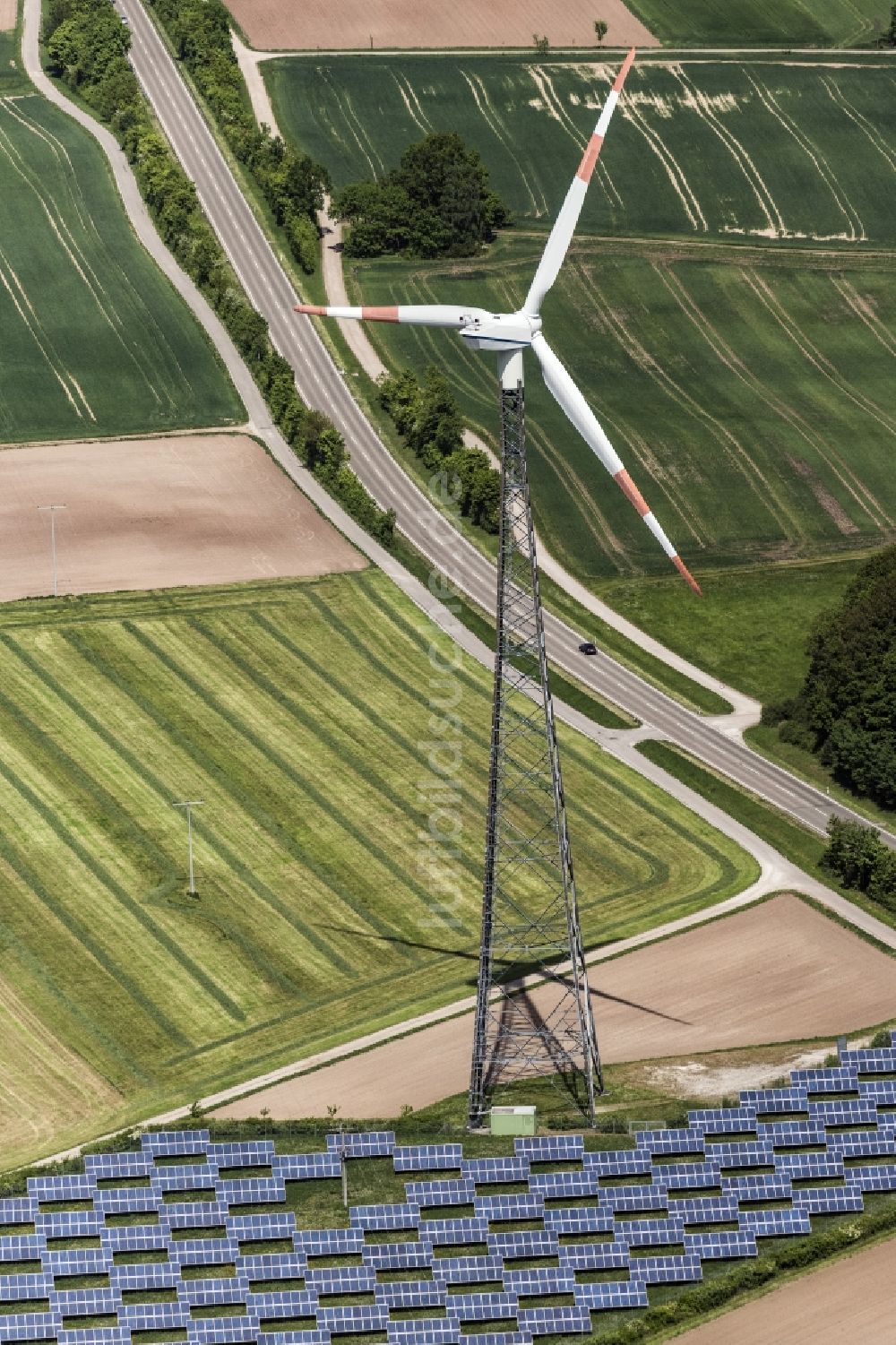 Feuchtwangen von oben - Solarpark bzw. Solarkraftwerk und Windrad in Feuchtwangen im Bundesland Bayern, Deutschland