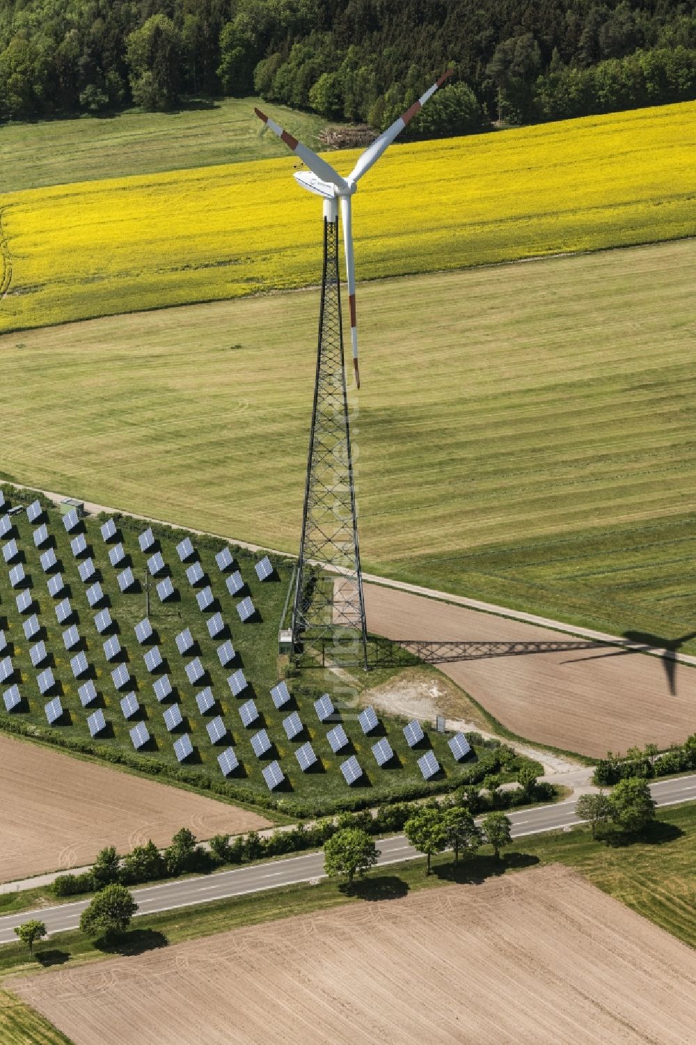 Luftbild Feuchtwangen - Solarpark bzw. Solarkraftwerk und Windrad in Feuchtwangen im Bundesland Bayern, Deutschland