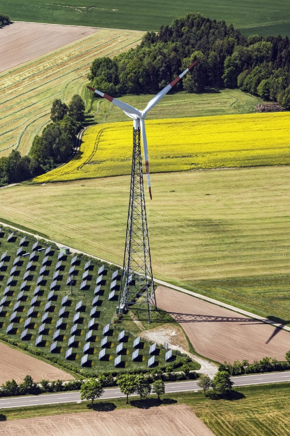 Luftaufnahme Feuchtwangen - Solarpark bzw. Solarkraftwerk und Windrad in Feuchtwangen im Bundesland Bayern, Deutschland