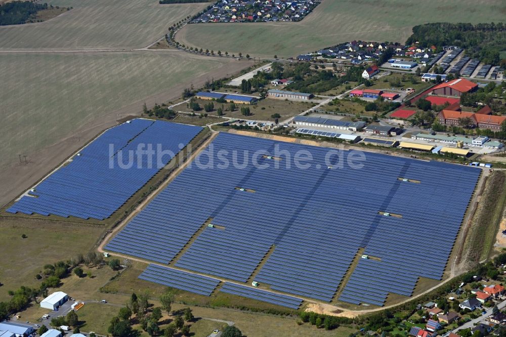 Wolfen aus der Vogelperspektive: Solarpark bzw. Solarkraftwerk in Wolfen im Bundesland Sachsen-Anhalt, Deutschland