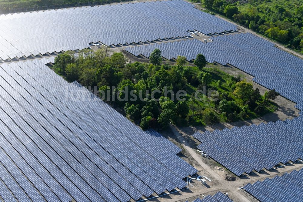 Zeithain von oben - Solarpark bzw. Solarkraftwerk in Zeithain im Bundesland Sachsen, Deutschland