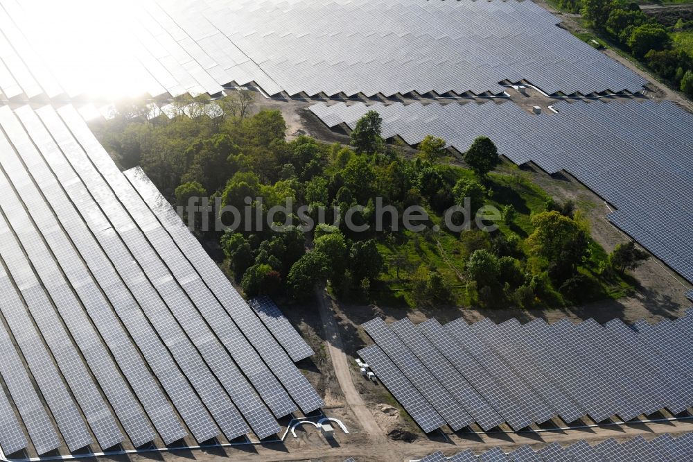 Luftaufnahme Zeithain - Solarpark bzw. Solarkraftwerk in Zeithain im Bundesland Sachsen, Deutschland