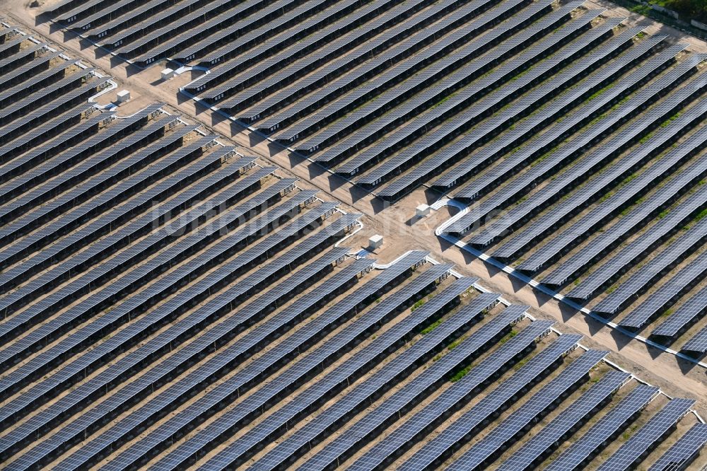 Zeithain aus der Vogelperspektive: Solarpark bzw. Solarkraftwerk in Zeithain im Bundesland Sachsen, Deutschland