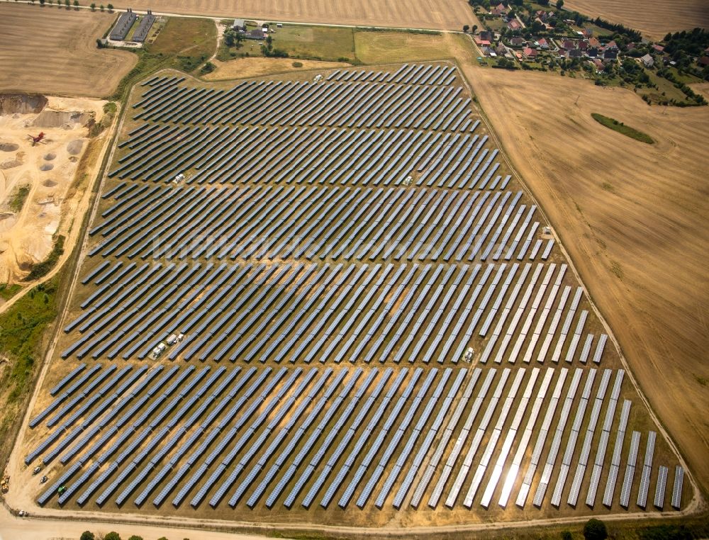 Burg Stargard aus der Vogelperspektive: Solarpark bzw. Solarkraftwerkin Burg Stargard im Bundesland Mecklenburg-Vorpommern