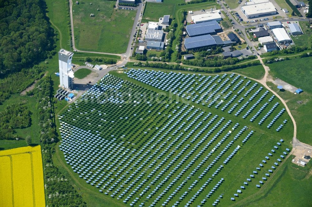 Luftaufnahme Jülich - Solarpark bzw. Solarthermisches Versuchskraftwerk mit Solarturm in Jülich im Bundesland Nordrhein-Westfalen, Deutschland