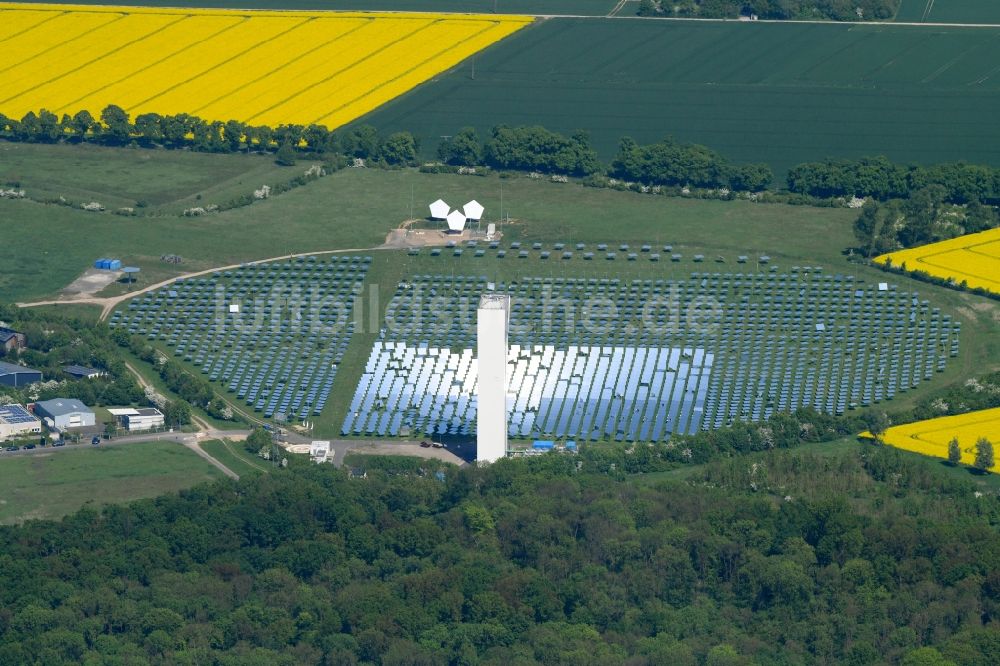 Jülich aus der Vogelperspektive: Solarpark bzw. Solarthermisches Versuchskraftwerk mit Solarturm in Jülich im Bundesland Nordrhein-Westfalen, Deutschland