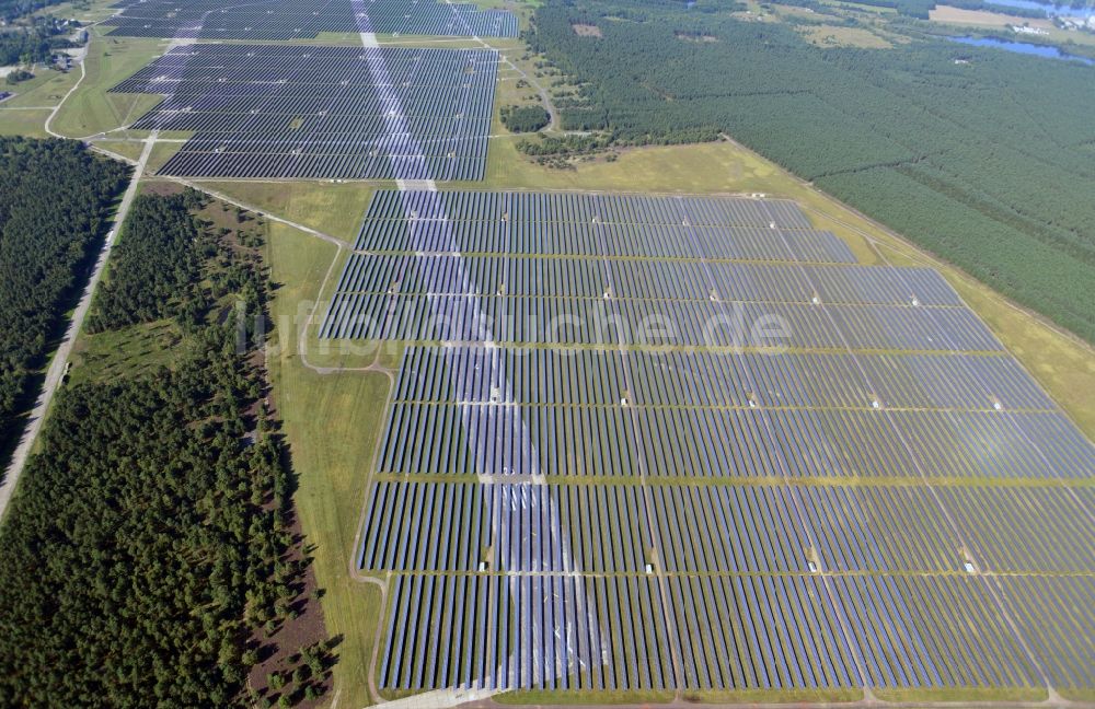 Brandenburg an der Havel aus der Vogelperspektive: Solarpark auf dem ehemaligen NVA Flugplatz Brandenburg Briest in Brandenburg Havel im Bundesland Brandenburg