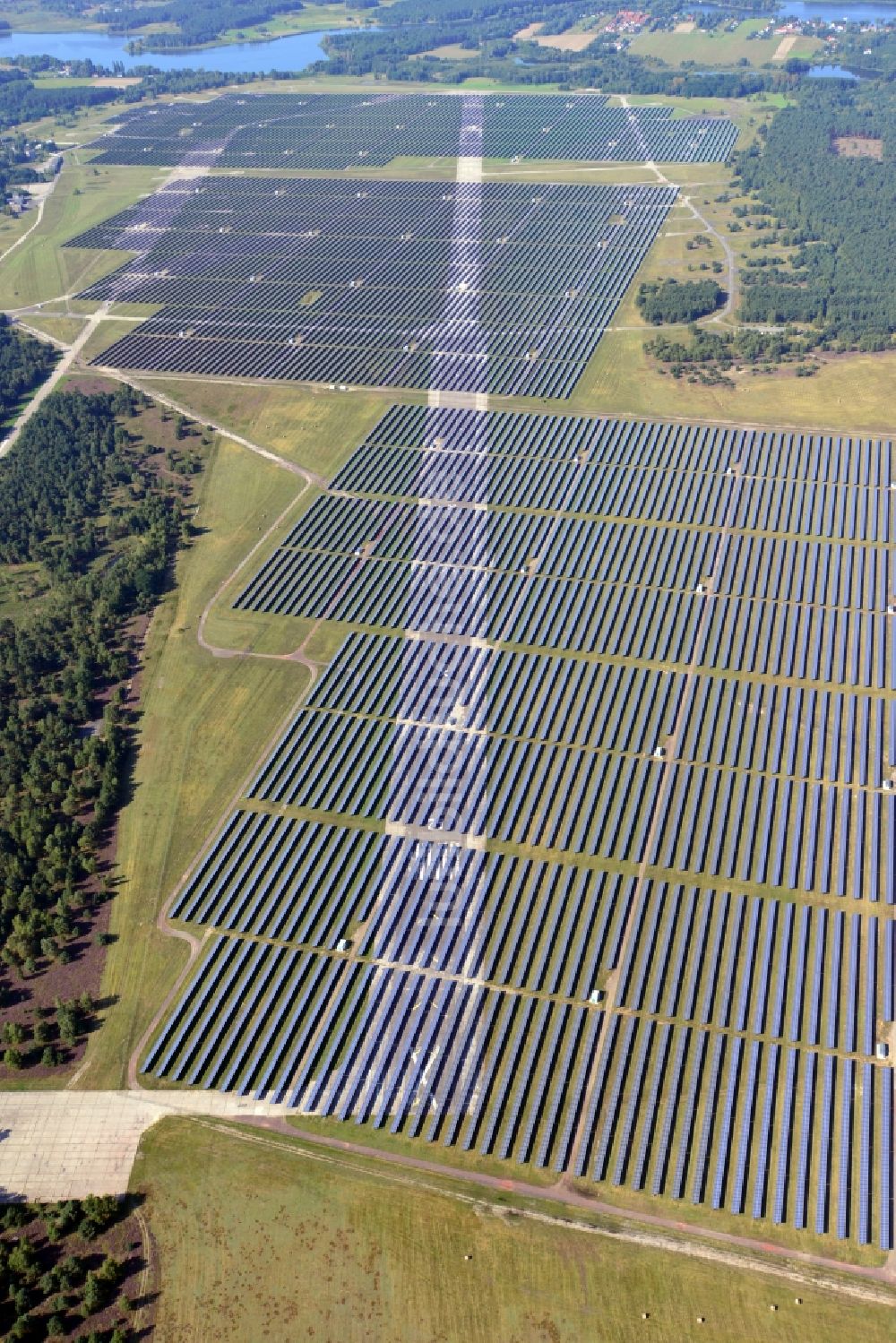 Luftbild Brandenburg an der Havel - Solarpark auf dem ehemaligen NVA Flugplatz Brandenburg Briest in Brandenburg Havel im Bundesland Brandenburg