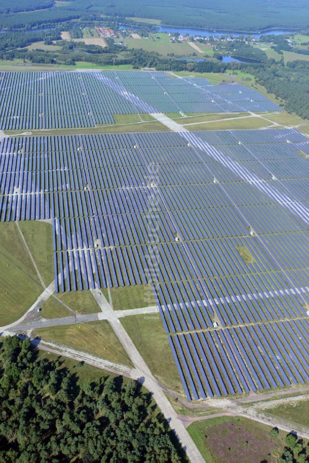 Brandenburg an der Havel aus der Vogelperspektive: Solarpark auf dem ehemaligen NVA Flugplatz Brandenburg Briest in Brandenburg Havel im Bundesland Brandenburg