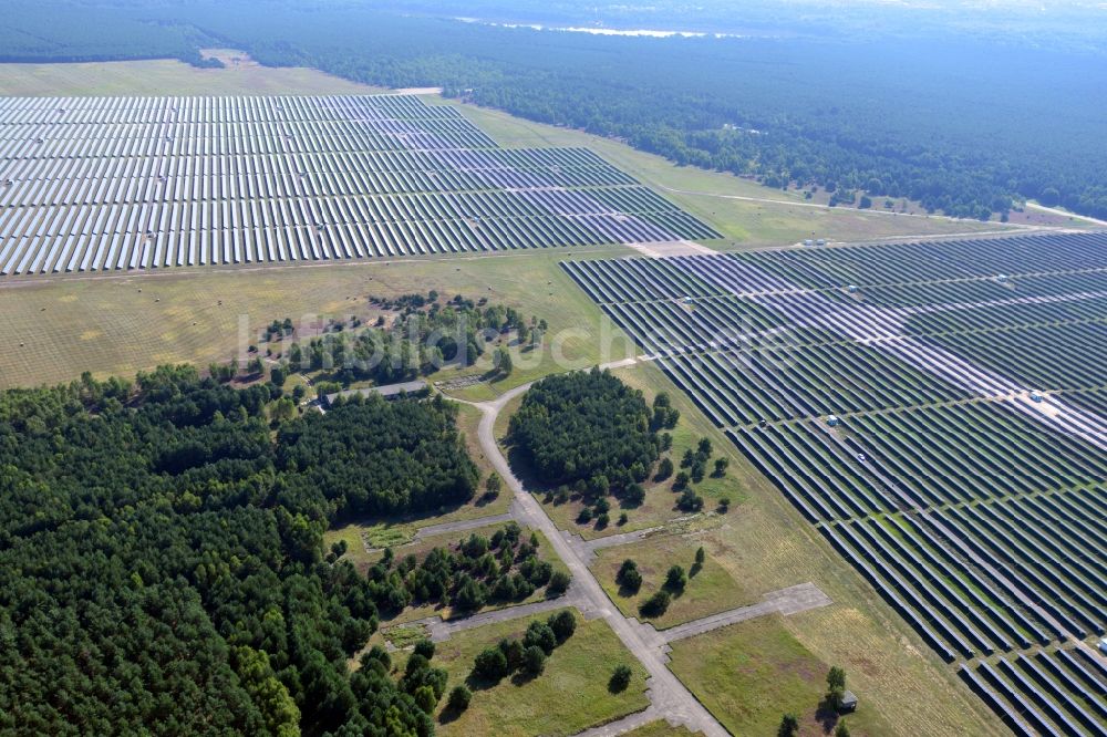 Brandenburg an der Havel aus der Vogelperspektive: Solarpark auf dem ehemaligen NVA Flugplatz Brandenburg Briest in Brandenburg Havel im Bundesland Brandenburg