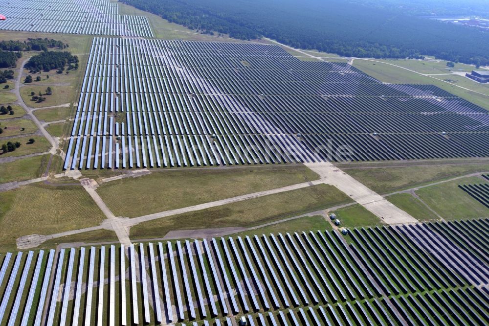 Luftbild Brandenburg an der Havel - Solarpark auf dem ehemaligen NVA Flugplatz Brandenburg Briest in Brandenburg Havel im Bundesland Brandenburg