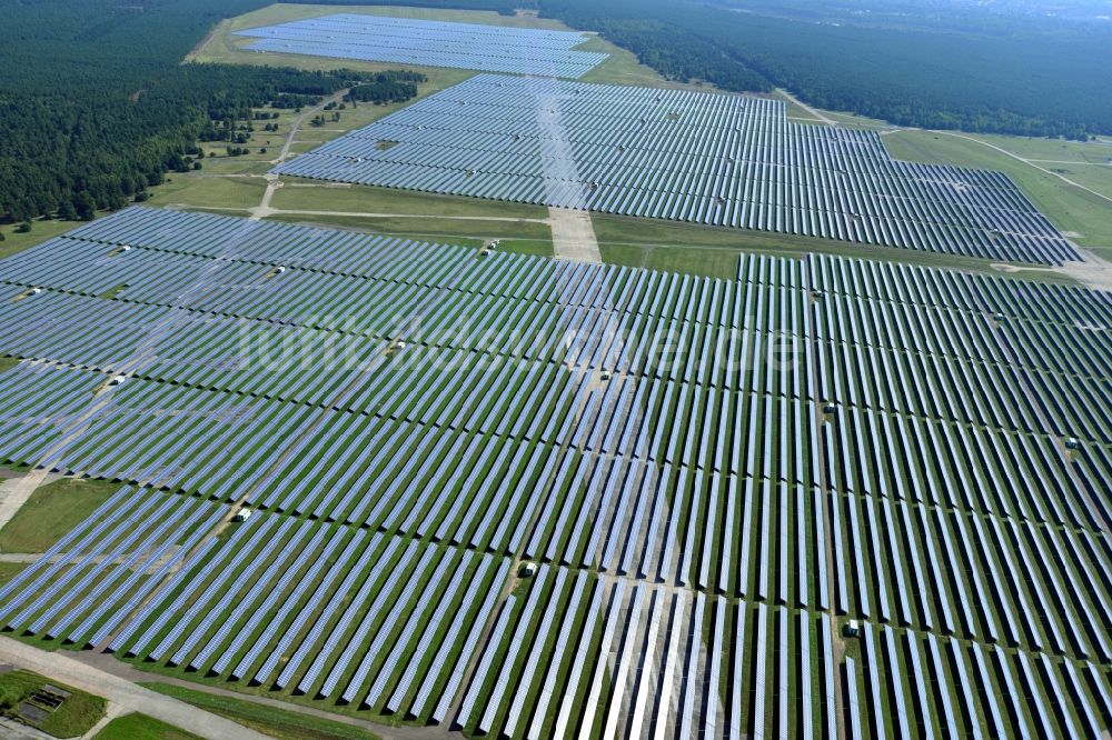 Luftaufnahme Brandenburg an der Havel - Solarpark auf dem ehemaligen NVA Flugplatz Brandenburg Briest in Brandenburg Havel im Bundesland Brandenburg