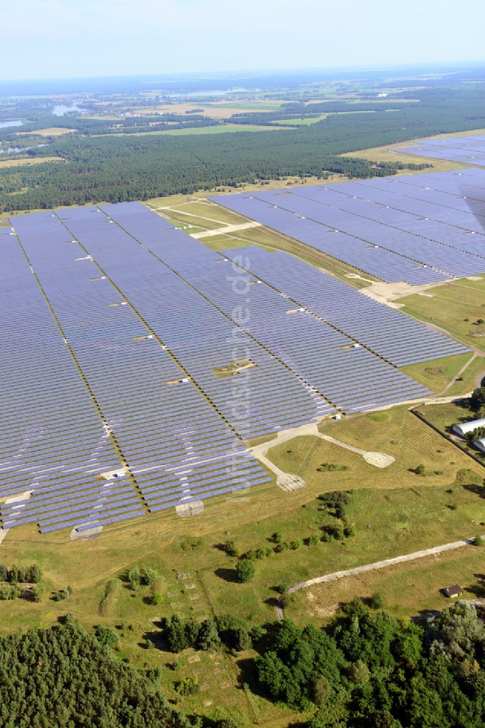 Brandenburg an der Havel aus der Vogelperspektive: Solarpark auf dem ehemaligen NVA Flugplatz Brandenburg Briest in Brandenburg Havel im Bundesland Brandenburg