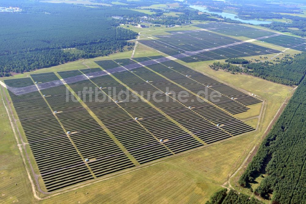 Brandenburg an der Havel aus der Vogelperspektive: Solarpark auf dem ehemaligen NVA Flugplatz Brandenburg Briest in Brandenburg Havel im Bundesland Brandenburg