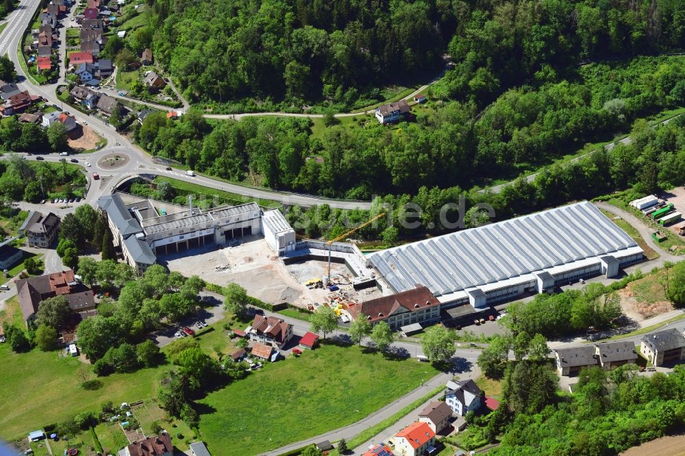 Luftbild Wehr - Solarpark auf den Firmendächern des ehemaligen Textilunternehmens Brennet AG und baustelle für den Wohnungsbau in Wehr im Ortsteil Brennet im Bundesland Baden-Württemberg