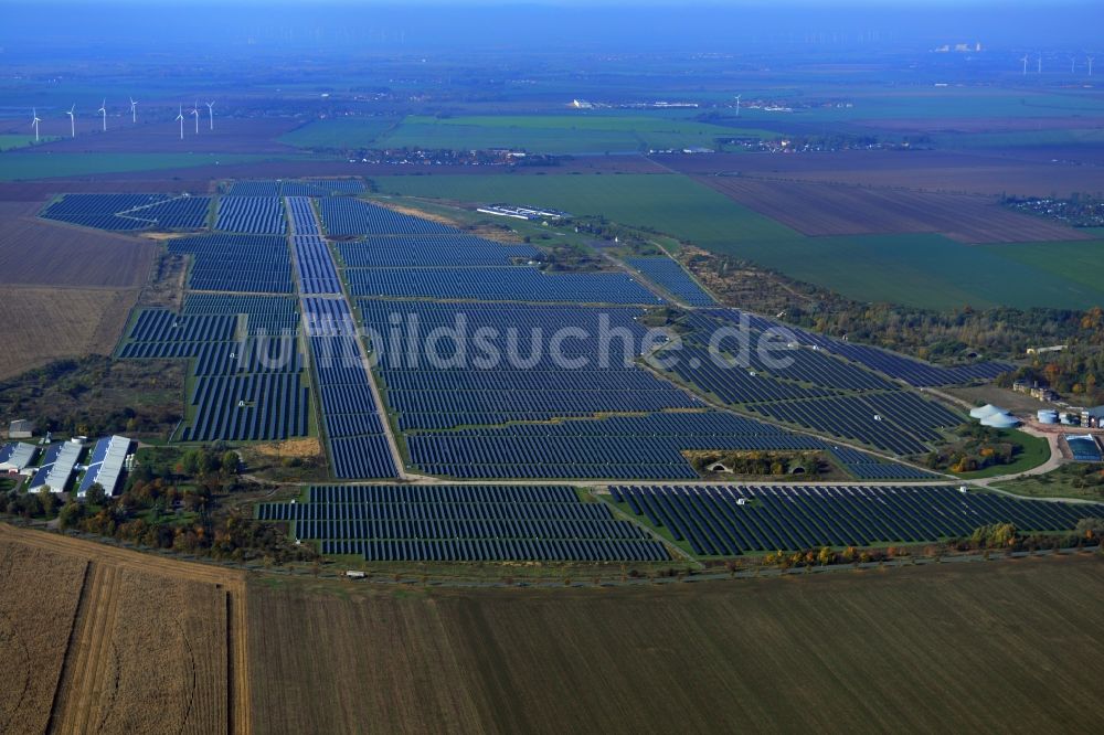 Köthen von oben - Solarpark auf dem Flugplatz Köthen im Bundesland Sachsen-Anhalt