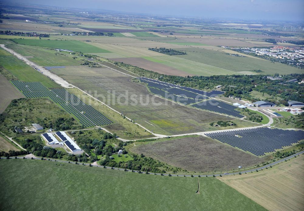 Köthen aus der Vogelperspektive: Solarpark auf dem Flugplatz Köthen / Solar Park at the former airfield Köthen