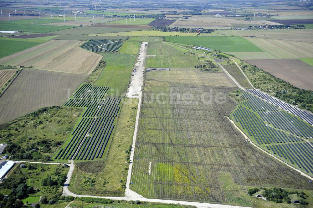 Luftbild Köthen - Solarpark auf dem Flugplatz Köthen / Solar Park at the former airfield Köthen