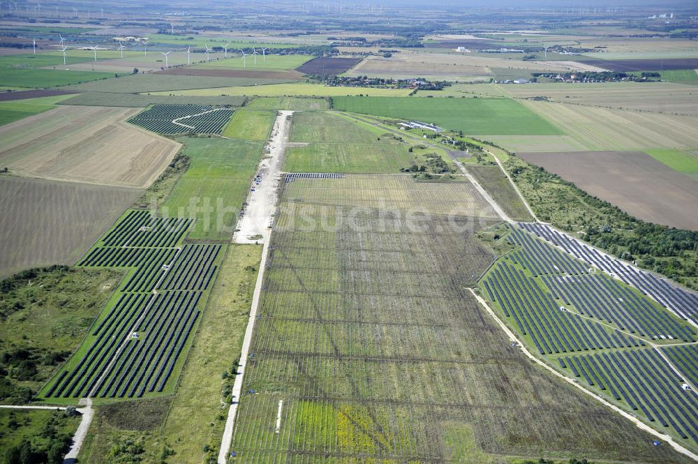 Luftaufnahme Köthen - Solarpark auf dem Flugplatz Köthen / Solar Park at the former airfield Köthen