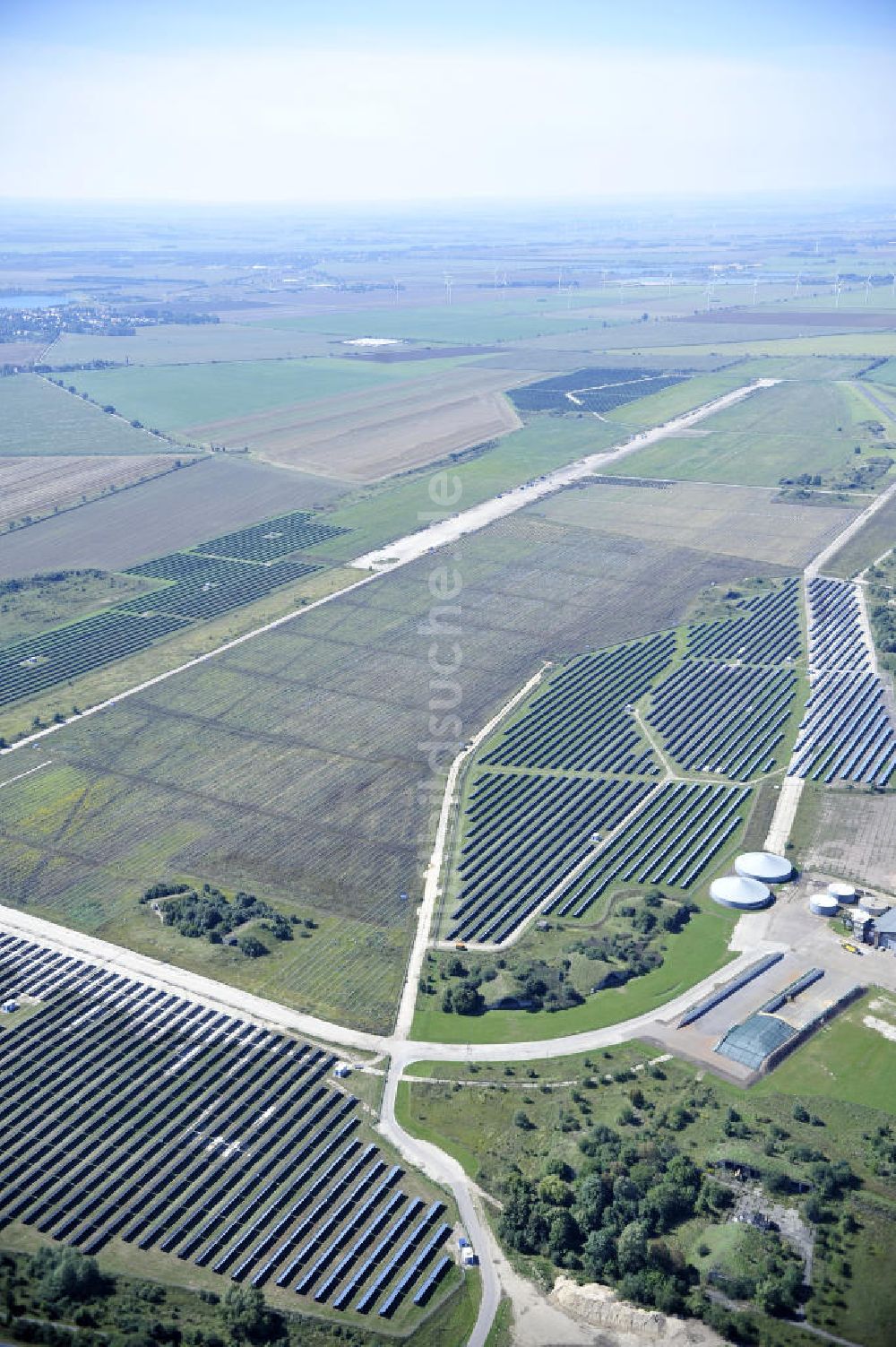 Köthen aus der Vogelperspektive: Solarpark auf dem Flugplatz Köthen / Solar Park at the former airfield Köthen