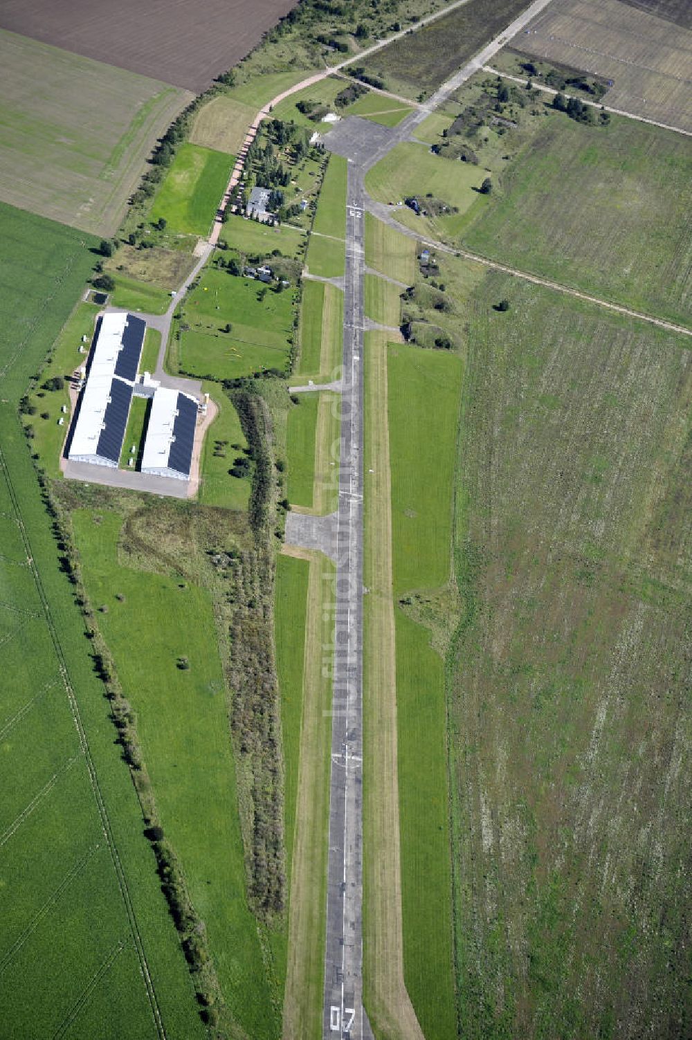 Köthen aus der Vogelperspektive: Solarpark auf dem Flugplatz Köthen / Solar Park at the former airfield Köthen