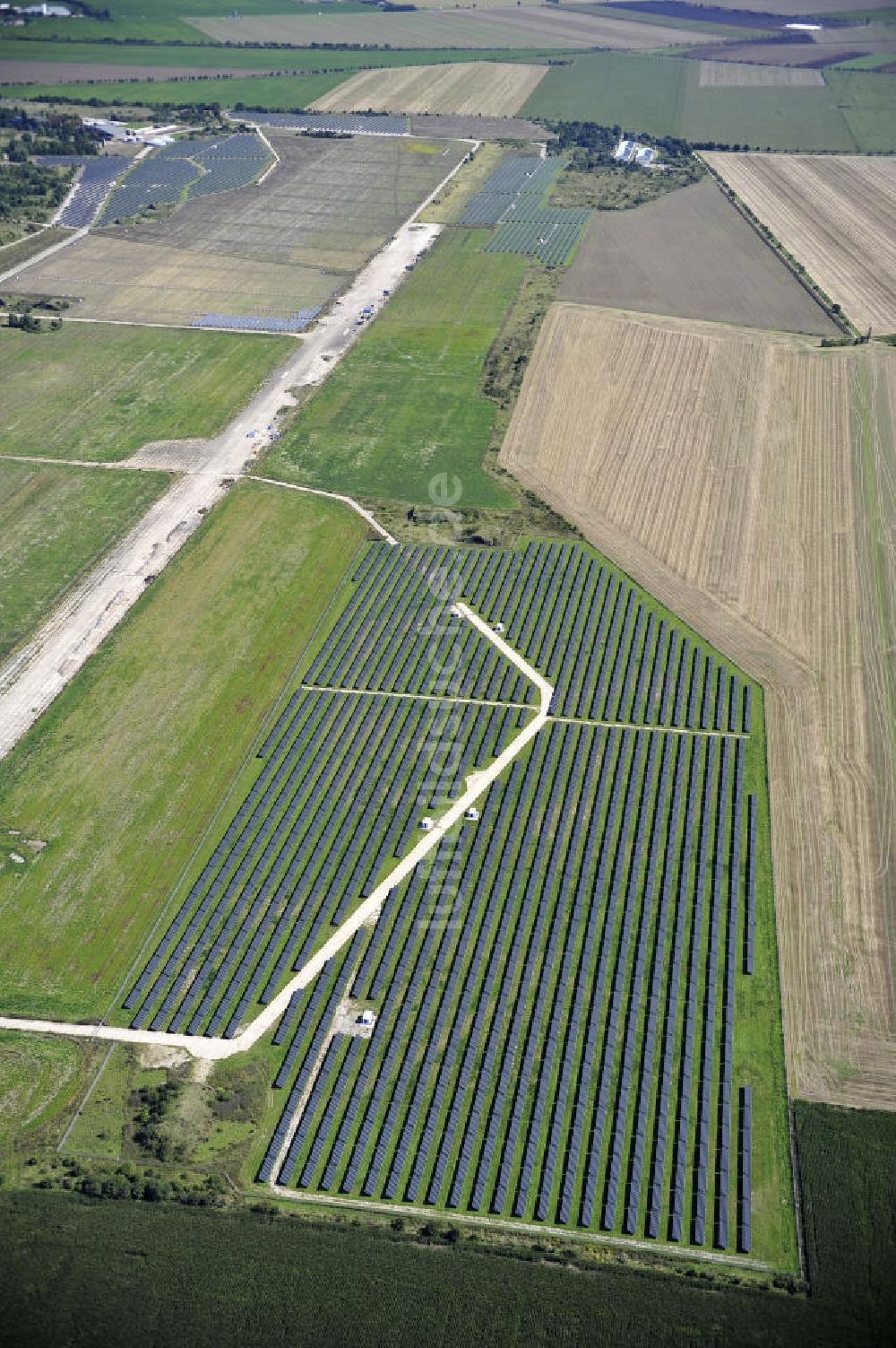 Luftaufnahme Köthen - Solarpark auf dem Flugplatz Köthen / Solar Park at the former airfield Köthen