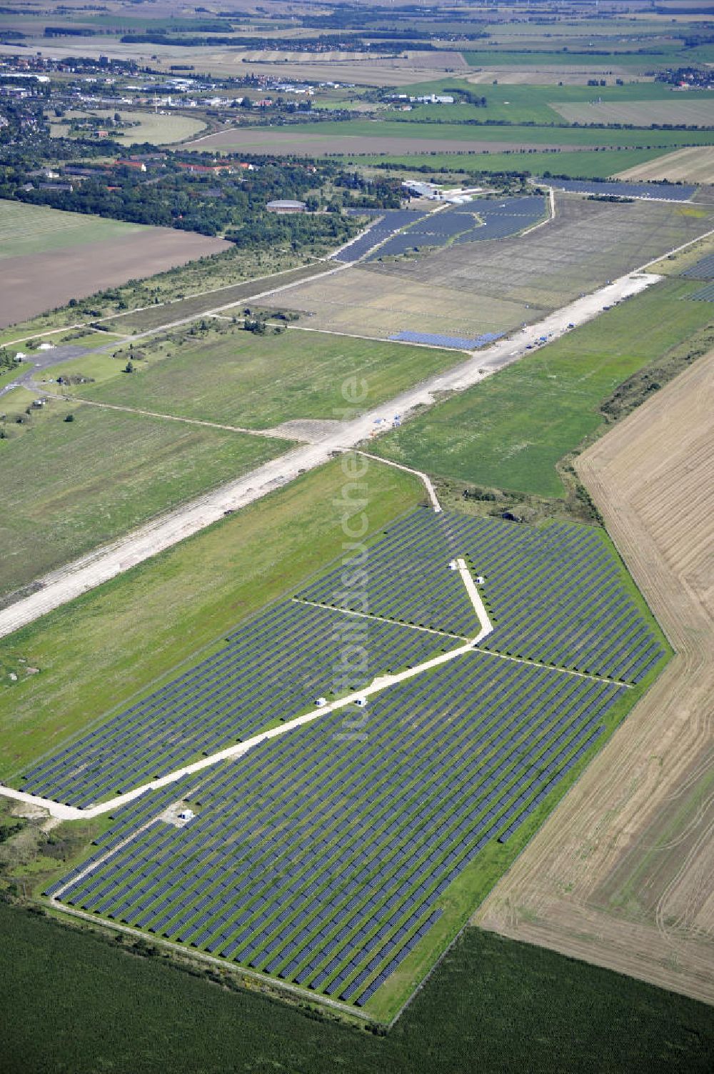 Köthen aus der Vogelperspektive: Solarpark auf dem Flugplatz Köthen / Solar Park at the former airfield Köthen