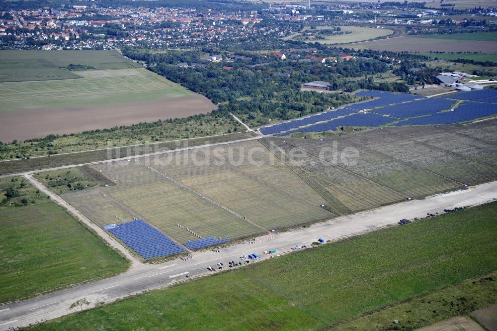 Luftaufnahme Köthen - Solarpark auf dem Flugplatz Köthen / Solar Park at the former airfield Köthen