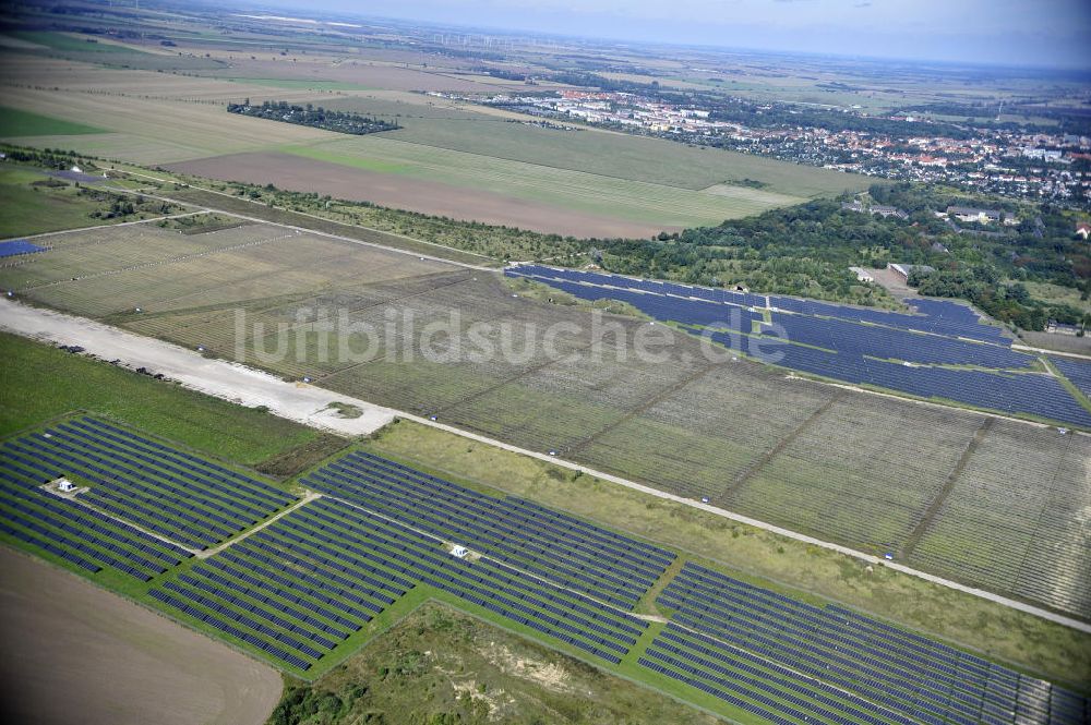 Köthen aus der Vogelperspektive: Solarpark auf dem Flugplatz Köthen / Solar Park at the former airfield Köthen