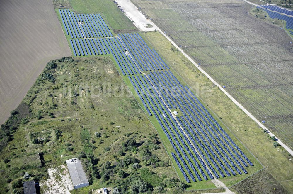 Luftaufnahme Köthen - Solarpark auf dem Flugplatz Köthen / Solar Park at the former airfield Köthen